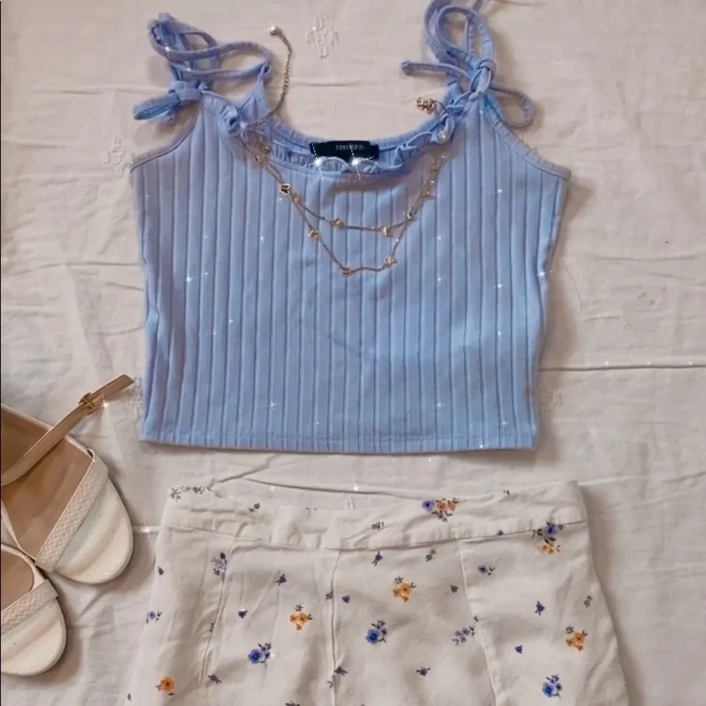 Selling this cute spring/summer outfit. - Picture 1 of 2